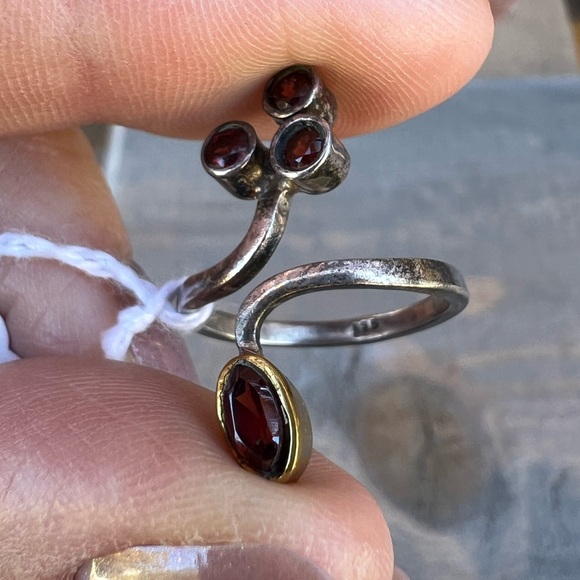 Vintage Silver & Garnet Ring - Picture 2 of 4
